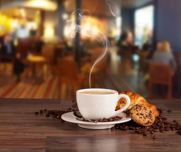 Banner da cafeteria com xícaras de café fumegantes